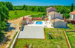 Parenzo 17 km - Casa in pietra con piscina, posizione estremamente tranquilla