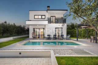 Parenzo - Splendida casa ai margini del villaggio, vista mare