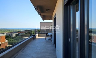 Attico di Lusso con Vista Panoramica sul Mare nella Zona di Parenzo