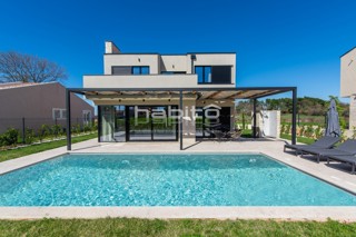 Krnica- Villa di Lusso con Piscina in Posizione Tranquilla Vicino al Mare