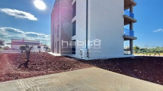 Zona Parenzo - Nuovo appartamento al piano terra con giardino, 2 camere da letto, ASCENSORE, 2 posti auto