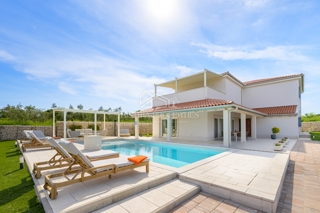 Villa estremamente economica, elegante e spaziosa ai margini della città con ricchi comfort e mobili di alta qualità