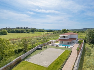 Villa estremamente economica, elegante e spaziosa ai margini della città con ricchi comfort e mobili di alta qualità