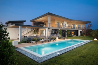 Design architettonico contemporaneo e una casa che vi farà fermare per un momento con una vista suggestiva sulle isole Brioni