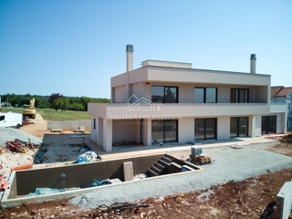 Terrazza panoramica con vista, jacuzzi e spaziosa villa di qualità in una città con tutti i comfort