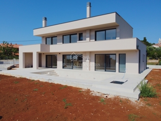 Moderna e confortevole villa con terrazza sul tetto, attrezzature di qualità e una vista unica