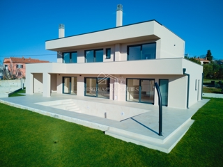 Moderna e confortevole villa con terrazza sul tetto, attrezzature di qualità e una vista unica