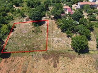 Terreno in posizione tranquilla adatto per costruire una casa familiare o una villa intima con piscina