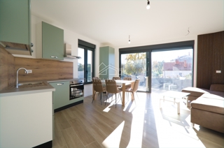 Appartamento arredato in un moderno edificio di nuova costruzione con giardino a 500 metri dalla spiaggia