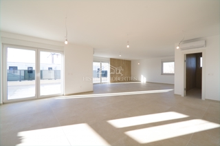 Attico con 2 ampie terrazze, ascensore interno all'appartamento e vista mare