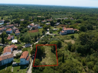 Terreno con permesso di costruire in un tranquillo villaggio istriano pronto per la costruzione