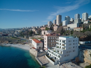 Terrazza da sogno in uno spazioso appartamento di lusso con accesso privato alla spiaggia