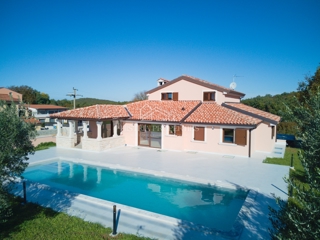 Spaziosa villa rustica con grande piscina, cantina, centro benessere e garage