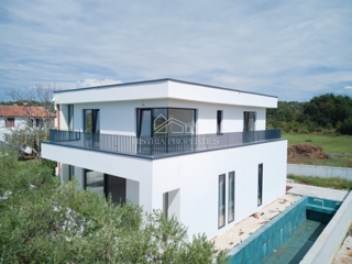 Bellissimo uliveto e costruzione moderna di qualità nella periferia di Parenzo