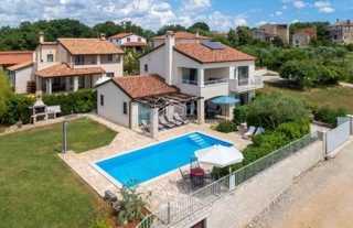 Casa tradizionale con piscina ai margini di un tranquillo villaggio istriano