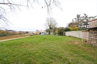 Terreno edificabile in centro paese adatto alla costruzione di una villa con piscina