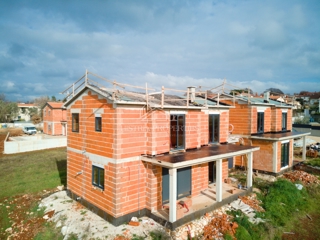 Una casa bifamiliare con piscina vicino alla spiaggia ai margini di un grazioso villaggio