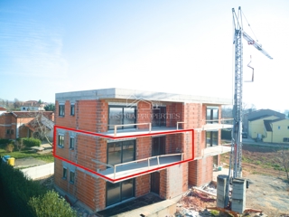 Ampia e soleggiata terrazza con vista panoramica e moderno appartamento in un nuovo edificio vicino a Parenzo