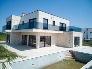 Una casa moderna e spaziosa con piscina e servizio sveglia con vista sul mare