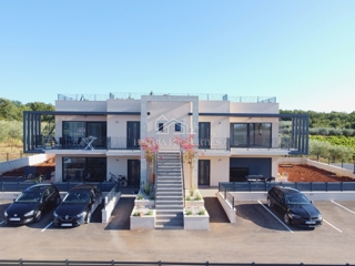 Terrazza panoramica di 100 m2 con splendida vista e appartamento in un nuovo edificio di lusso