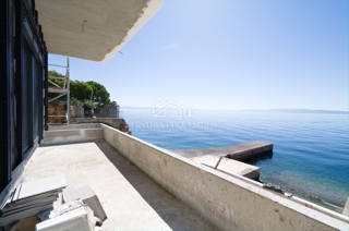 Il mare, una terrazza e un superbo edificio nuovo ed elegante sulla costa della città di Fiume sono un'opportunità unica