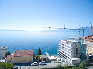 Il mare, una terrazza e un superbo edificio nuovo ed elegante sulla costa della città di Fiume sono un'opportunità unica