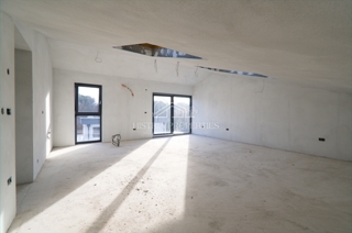 Vicino al mare e un confortevole appartamento familiare in un nuovo edificio vicino a Parenzo