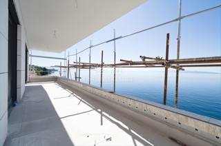 Fantastico appartamento in prima fila sul mare in un edificio nuovo di qualità con una vista impagabile