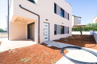 Un attraente insediamento con un nuovo appartamento con giardino vicino alla spiaggia