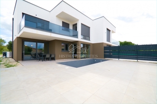 Spazioso appartamento con piscina, completamente attrezzato, con vista mare