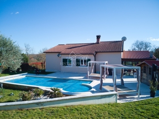 Una location idilliaca per una vacanza perfetta con piscina riscaldata e una casa completamente attrezzata su un ampio terreno