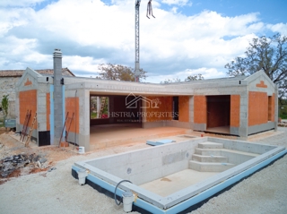 Una moderna casa unifamiliare di eccezionale qualità in una posizione che emana la rilassante atmosfera del paesaggio istriano.