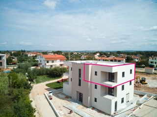 Un'atmosfera tranquilla per rilassarsi sulla terrazza di un nuovo appartamento vicino a Parenzo