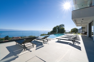 Una villa di lusso unica con vista sull'intero Golfo del Quarnero che catturerà la vostra attenzione vicino a Opatija