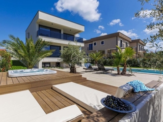 Posizione attraente e vicinanza al mare, e una villa riccamente attrezzata con piscina riscaldata