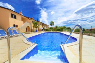 Vista mare con piscina in comune e casa attrezzata per una piacevole vacanza