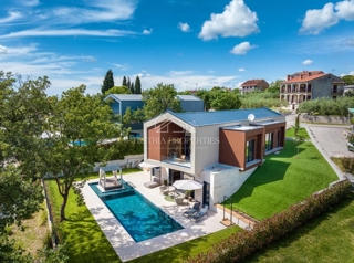 Villa di design arredata con cura nel centro di un luogo popolato vicino a Parenzo