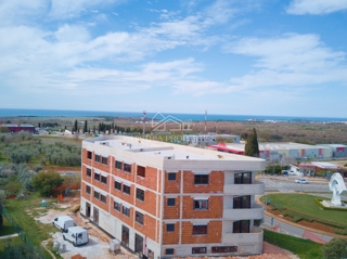 Appartamento con terrazza e vista mare e Alpi a solo 1 km dalla spiaggia.