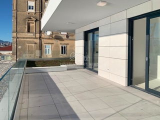 Lussuoso e spazioso appartamento in prima fila sul mare con la spiaggia di fronte all'edificio a un prezzo ridotto