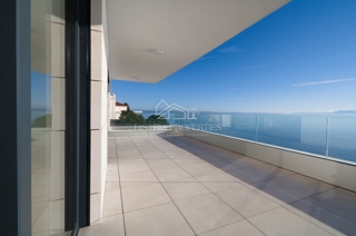 Lussuoso e spazioso appartamento in prima fila sul mare con la spiaggia di fronte all'edificio a un prezzo ridotto