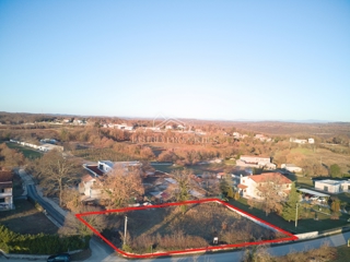 Terreno edificabile conveniente, ideale per costruire una casa per le vacanze o una casa di famiglia con un ampio giardino