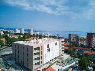 Edificio di nuova costruzione di altissima qualità e appartamento con ampia terrazza e vista mare