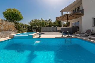 Villa con piscina e cascata – paradiso privato vicino al mare