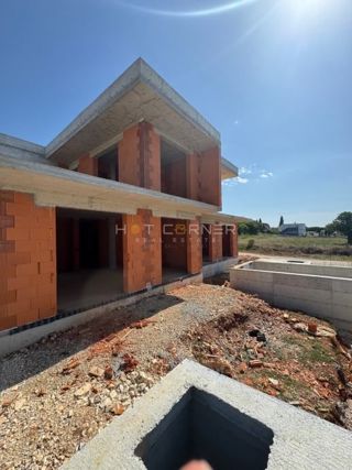 Pola, vicino alla foresta di Šijana, metà di una bifamiliare con piscina, 3 camere da letto, vista sul verde