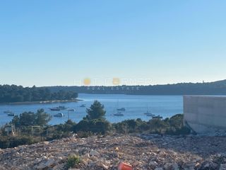Medulin, terreno a 200 m dalla spiaggia, splendida vista sul mare