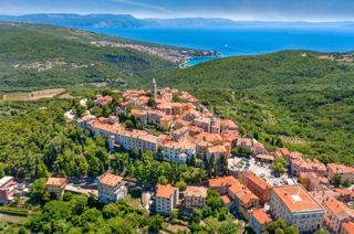 Labin, Kature, 1° piano, 1 camera da letto, loggia, costruzione recente, ABITABILITÀ