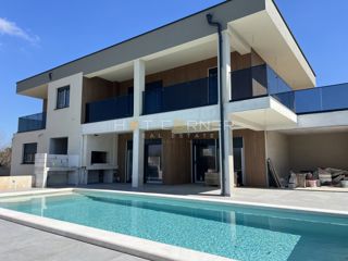 Elegante e moderna villa con piscina, 4 camere, a 2 km da splendide spiagge