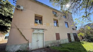 Vodnjan, locale commerciale di 196 m² con cortile di 340 m², ottima posizione