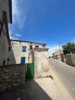 Lisignano, piccola casa da pietra con giardino da ristrutturare 