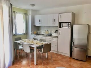 Medulin, 200 m dalla spiaggia, appartamento al piano terra, 2 camere da letto, giardino di 30 m²